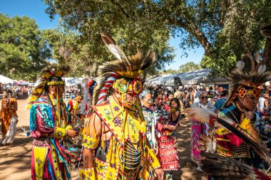 Live Oak Kampı, Santa Barbara, Ca / Usa - 5 Ekim 2019 24. Geleneksel Santa Ynez Chumash Kabileler Arası Pow Wow. All Regalia gibi giyinmiş Amerikan yerlileri. Büyük Giriş. 
