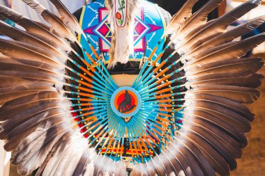 Santa Ynez Chumash Kabileler Arası Pow Wow. Geleneksel Amerikan Yerlileri Giysi Dekorasyonu