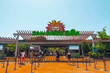 San Diego, California / Usa - 12 Ağustos 2019 San Diego Hayvanat Bahçesi Safari Parkı, Ana giriş. Hayvanat bahçesinde 3.700 'den fazla hayvan yaşıyor ve Balboa Park, San Diego, California' da bulunuyor.