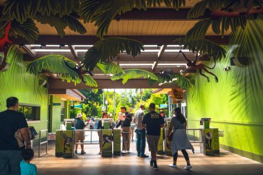 San Diego, California / Usa - 12 Ağustos 2019 San Diego Hayvanat Bahçesi Safari Parkı, Ana giriş. Hayvanat bahçesinde 3.700 'den fazla hayvan yaşıyor ve Balboa Park, San Diego, California' da bulunuyor.