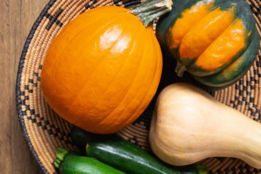 Squash ailesi. Taze, organik meşe palamudu kabağı, tereyağı kabağı ve balkabağı ahşap arka planda yakın plan, üst manzara.