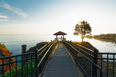Günbatımında Pismo sahili sahil kayalıkları, kaldırım, ve Shore Cliffs Çardağı, Kaliforniya sahil şeridi