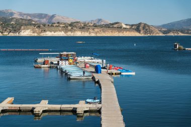 Cachuma Gölü, Kaliforniya / Usa - 5 Ekim 2019 Cachuma Gölü marinası çeşitli balıkçılık ve duba tekneleri, sürat tekneleri, kanolar ve kayıklar ile. Cachuma Gölü Dinlenme Alanı, Santa Barbara İlçesi