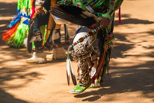 パワーアメリカ先住民の靴とレガリアの詳細が閉じます チュマシュの日 Powwow Intertrative Gathering — ストック写真