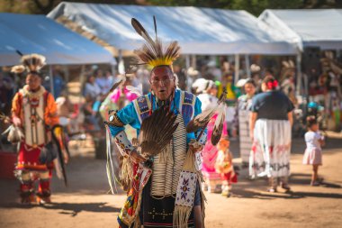 Live Oak Kampı, Santa Barbara, Ca / Usa - 5 Ekim 2019 Greg Red Geyik, Pow Wow katılımcısı. Amerikan yerlilerinin portresini tam regalia ile yakın plan çek. Santa Ynez Chumash Kabileler Arası Pow 