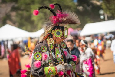 Live Oak Kampı, Santa Barbara, Ca / Usa - 5 Ekim 2019 Pow Wow, Santa Barbara County, Grand Entry. Amerikan yerlilerinin portresi.