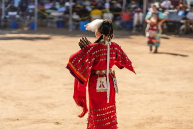 Live Oak Kampı, Santa Barbara, Ca / Usa - 5 Ekim 2019 Powwow, kadın dansı. All Regalia 'daki Amerikan Yerlisi Kadın. Santa Ynez Chumash Kabileler Arası Pow Wow. Sahneye çıkan kadın. 