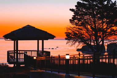 Gün batımında Ventana çardağı. Shore Cliff, Pismo Sahili, Kaliforniya. Shore Cliff Hotel 'den görüntü