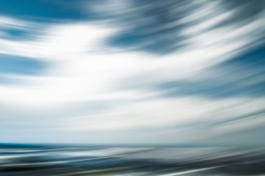 Rüzgarlı hava soyut. Bulutlu gökyüzü ve okyanus manzarası. Çizgi sanatı, hareket bulanıklığı, mavi, turkuaz renkler