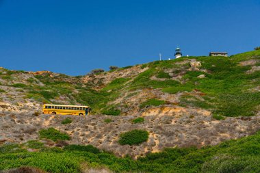 Kaliforniya kıyı şeridi, manzara manzarası. Cabrillo Ulusal Anıt Parkı. Su çağına kadar uzanan patikaları var.