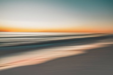 Soyut deniz manzarası. Gün batımında plaj. Hareket bulanıklığı, uzun pozlama, yumuşak renkler