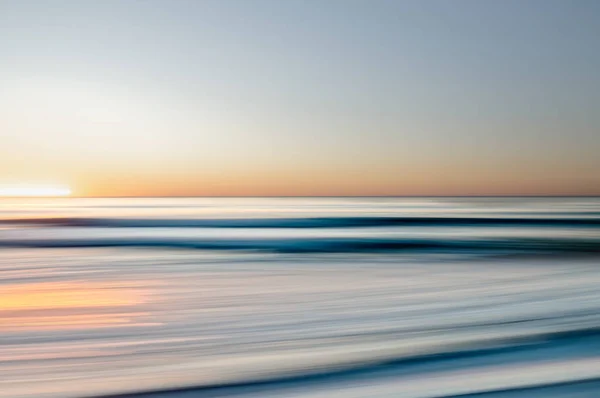 夕阳西下 摘要海景 美丽的蓝色海浪和阳光反射 线条艺术 模糊运动效果 — 图库照片