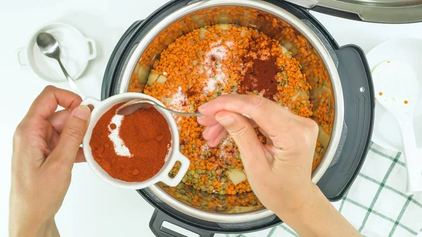 Többrétegű Lencse Leves Recept Chef Hozzáteszi Füstölt Paprika Pot Közeli — Stock Fotó