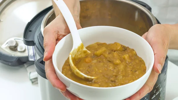 Mulher Servir Sopa Receita Sopa Lentilha Multi Fogão — Fotografia de Stock