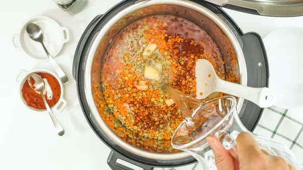 Rezept Für Linsensuppe Mit Mehreren Herden Frau Gießt Wasser Topf — Stockfoto