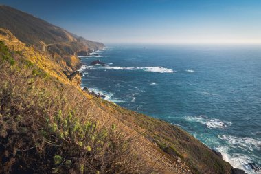 Büyük Sur. Pasifik Sahil Otoyolu, California Sahili. Uçurumların ve okyanusun manzarası,