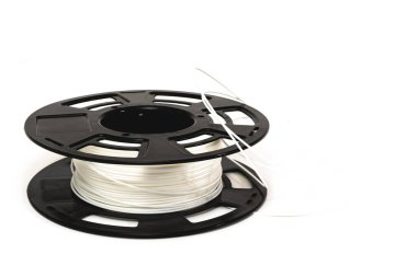 3D Yazıcı Plastik Filament. 3D yazdırma için beyaz termoplastik kablo makarası beyaz arkaplanda izole edilmiş.