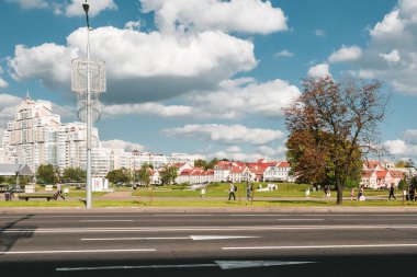 Minsk / Belarus - 5 Eylül 2019 Belarus 'un başkenti Minsk şehir merkezi. Müstakbel Pobediteley. Mimarlık, sokak manzarası, insanlar, trafik, şehir hayatı.