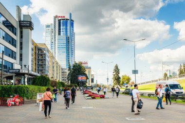 Minsk / Belarus - 5 Eylül 2019 Belarus 'un başkenti Minsk şehir merkezi. Müstakbel Pobediteley. Mimarlık, sokak manzarası, insanlar, trafik, şehir hayatı.