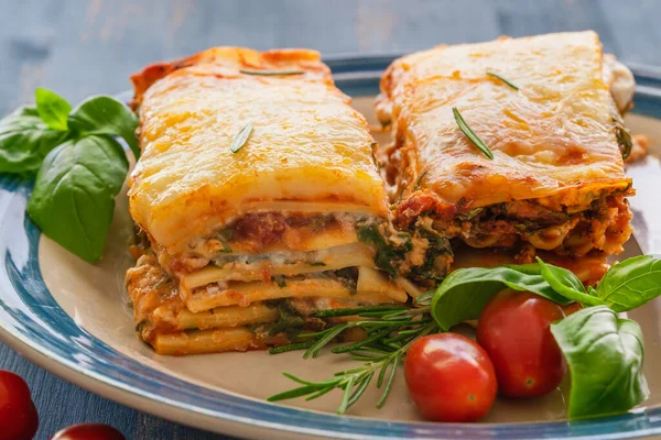 Spinach Lasagna Home Made Delicious Spinach Lasagna Served Fresh Tomatoes — Stock Photo, Image