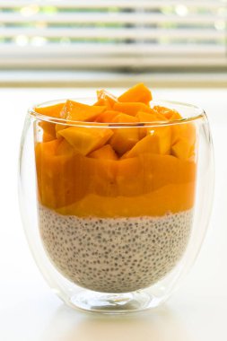 Chia tohumları yoğurt ve taze mango katmanlı puding..