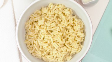 Fırında makarna yakın bir kasede, yukarıdan manzara