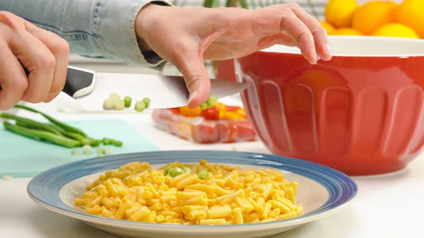 Makkaroni Und Käse Mit Frischen Gehackten Grünen Zwiebeln Hautnah Auf — Stockfoto