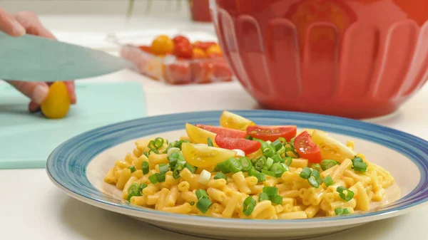 Macaroni Cheese Chopped Green Onion Sliced Cherry Tomatoes Close Plate — Stock Photo, Image