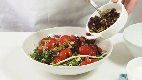 Preparação Salada Vegetal Mulher Coloca Sementes Abóbora Cranberries Secas Uma — Fotografia de Stock