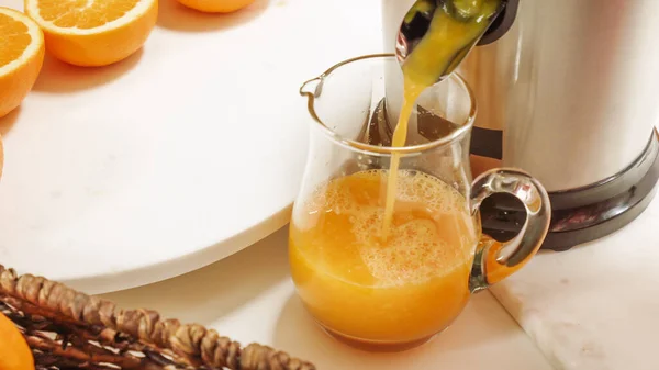 Frischer Orangensaft Einer Glaskanne Großaufnahme Auf Weißem Hintergrund Zubereitung Von — Stockfoto