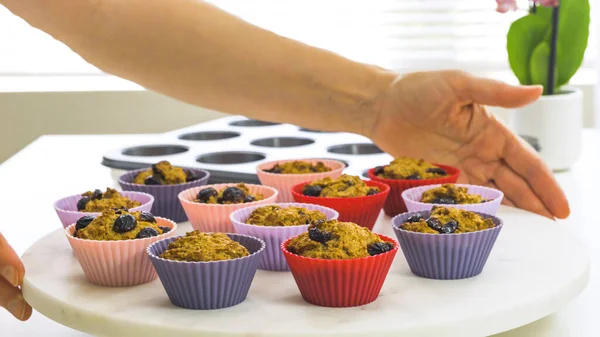 Muffins Son Aux Canneberges Sèches Ferment Dans Des Tasses Silicium — Photo