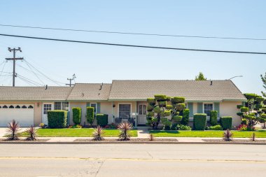 Sokak manzarası ve güzel manzaralı evler California 'da küçük bir kasabanın bahçesinde..
