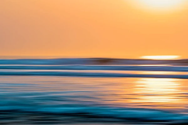 Abstrakte Meereslandschaft Mit Verschwommenen Schwenkbewegungen Szenische Meereslandschaft Sonnenuntergang Über Dem — Stockfoto