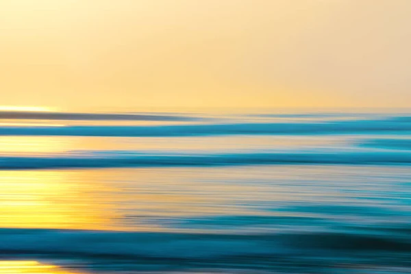 Abstrakte Meereslandschaft Mit Verschwommenen Schwenkbewegungen Sonnenuntergang Über Dem Meer Hellblaue — Stockfoto