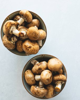 Kahverengi mantarlar kaselerde yakın, düz, dikey afiş, kopyalama alanı