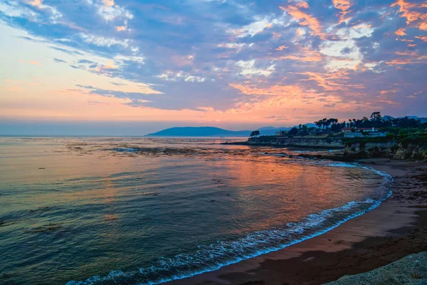Tropik plaj günbatımı Güzel mavi ve pembe renkler