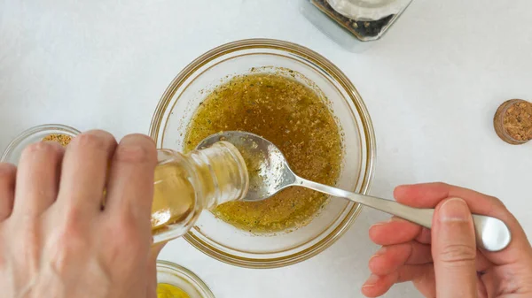 Salata sosu malzemeleri, zeytinyağı, bal, limon suyu, baharat, hardal ve karabiber gibi. Salata tarifi için ballı hardal salatası sosu.