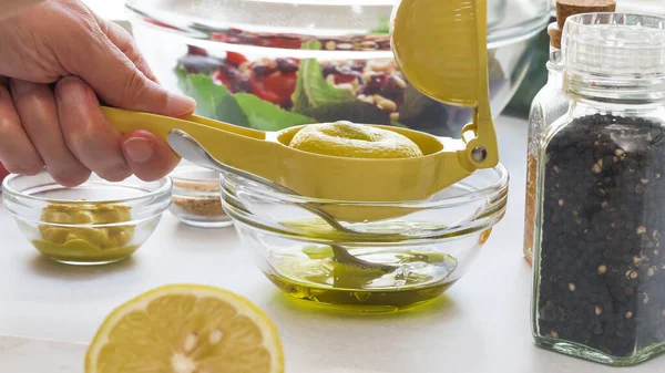 Limon sıkıyorum. Salata tarifi için ballı hardal salatası sosu. Zeytinyağı, limon suyu, hardal, karabiber, baharat ve bal.