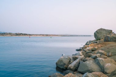 Rocky plajı ve okyanus manzarası, Morro Körfezi, Kaliforniya Sahil Hattı