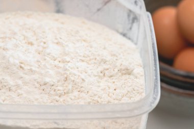 Plastik kasedeki un, pişirme ihtiyaçları için bazı malzemelerle kaplıdır.