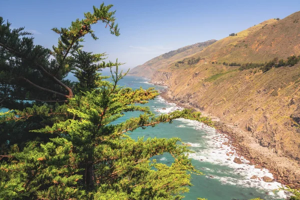加州海岸线拉格角的大苏尔悬崖 海洋和柏树的景观 — 图库照片