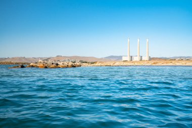Morro Körfezi, Kaliforniya / ABD - 23 Eylül 2020 Morro Körfezi, Kaliforniya 'da bir enerji santrali. Üç yüz elli metre yüksekliğindeki enerji santrali on mil öteden görülebiliyor.