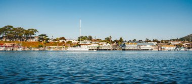 Morro Körfezi, Kaliforniya / ABD - 23 Eylül 2020 Morro Körfezi, California 'da büyüleyici bir sahil kasabası. Hem San Francisco 'ya hem de Los Angeles' a tamamen eşit uzaklıkta. Sudan panoramik görünüm