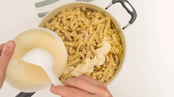 Pasta Mit Huhn Pilzen Und Alfredo Sauce Rezept — Stockfoto