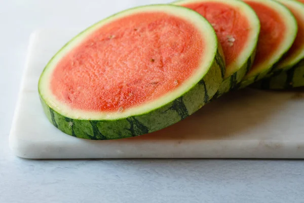 Wassermelonenscheiben Hautnah Auf Dem Marmorschneidebrett — Stockfoto