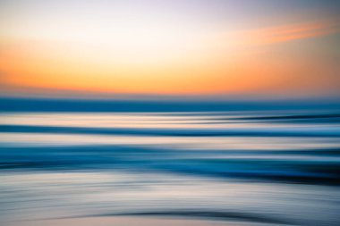 Yaratıcı soyut arka plan. Denizin üzerinde gün batımı, çizgi sanatı, yumuşak bulanıklık, pembe ve mavi renkler