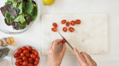 Şef vişneli domates keser. Domatesli marul salatası ve ballı hardal salatası sosu tarifi.