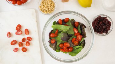 Taze kiraz domatesli marul salatası, kuru kızılcık, fındık ve ballı hardal salatası sosu tarifi. Yukarıdan görüntüyü kapat