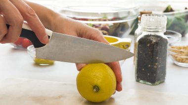 Şef limonu ikiye böler. Salata soslu domates salatası tarifi.