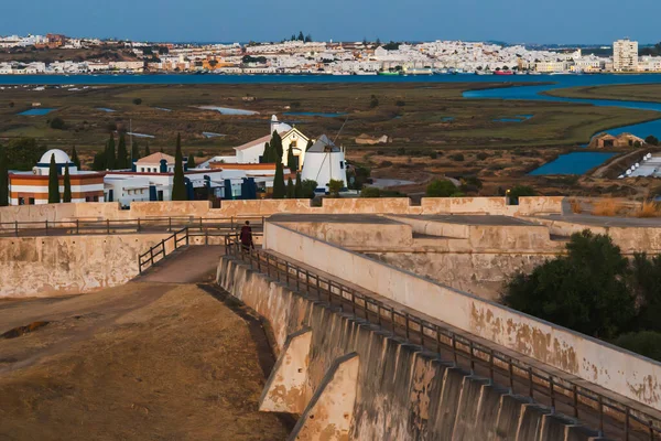 Castro Marim Kalesi 'nin antik duvarları nehri geçerek İspanya' nın Ayamonte kentini gösteriyor..